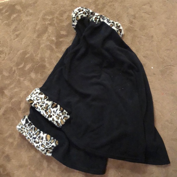 New fur cape/poncho - Picture 3 of 4